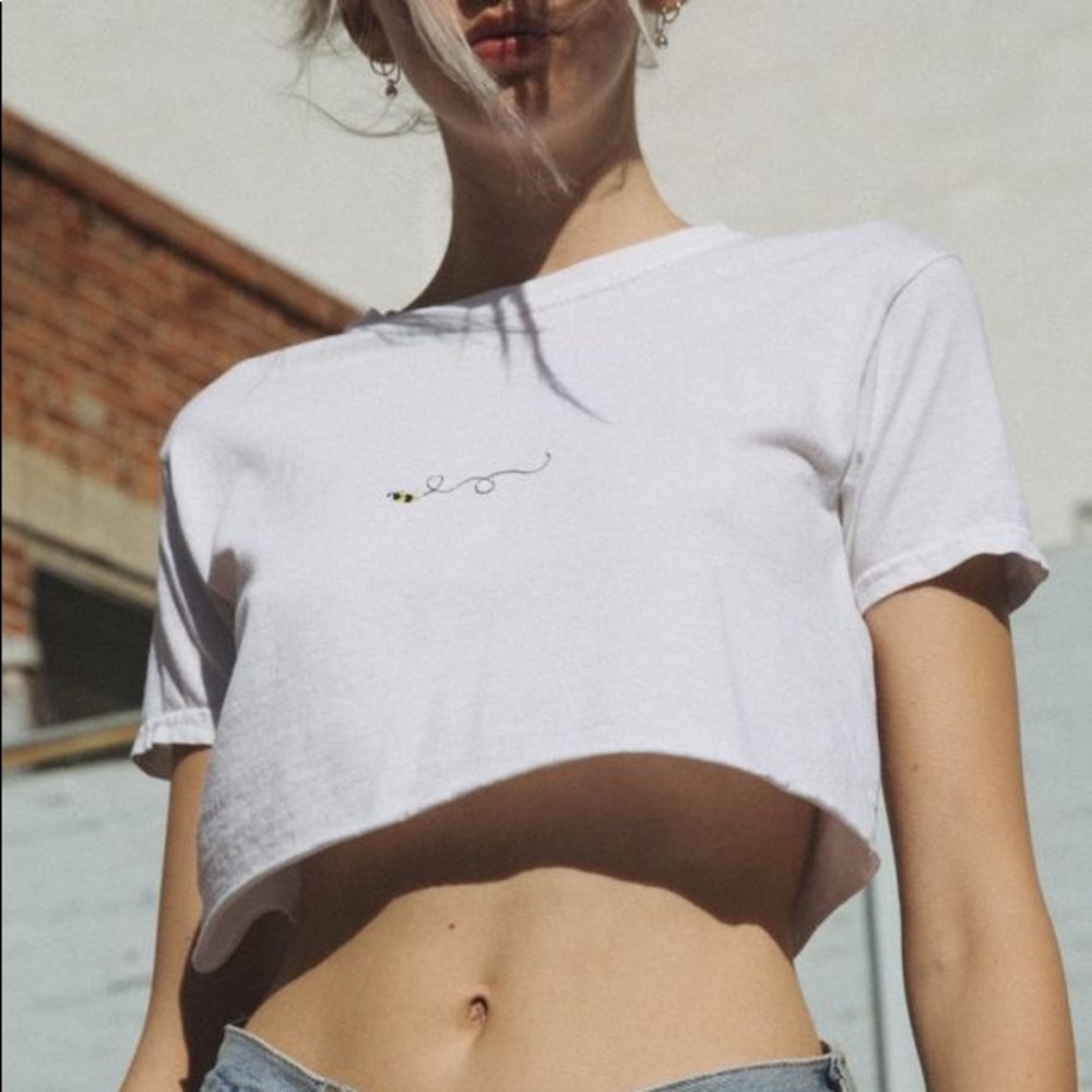 HP🎉 BRANDY MELVILLE WHITE BEE CROP TOP
